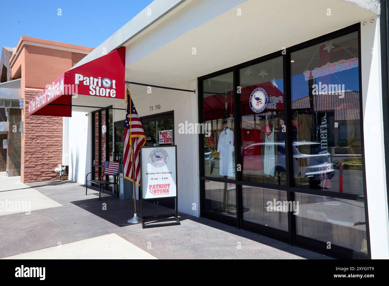 Palm Desert, California, Stati Uniti. 29 agosto 2024. Il Patriot Store di Palm Desert, California, è diventato il centro di polemiche a seguito delle critiche del sindaco di Palm Desert Karina Quintanilla per la sua inclusione nell'elenco del quartiere commerciale El Paseo, un'area conosciuta per i suoi ristoranti di lusso, le boutique di designer e le gallerie d'arte. Il negozio, associato ai Patrioti delle donne Repubblicane della East Valley, vende la loro idea di merce patriottica e pro-Trump. Dopo che il Sindaco ha espresso le sue preoccupazioni in un post sui social media, ha riferito di aver ricevuto minacce di morte scritte attraverso la posta, tra cui S Foto Stock