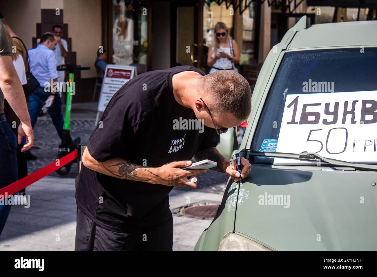 Leopoli, Ucraina, 29 agosto 2024 animatori stanno organizzando una raccolta fondi nel centro di Leopoli per finanziare un veicolo destinato all'esercito ucraino. Foto Stock