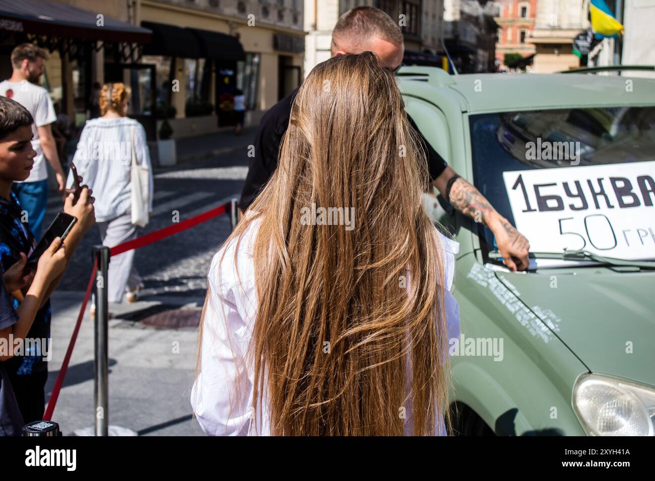 Leopoli, Ucraina, 29 agosto 2024 animatori stanno organizzando una raccolta fondi nel centro di Leopoli per finanziare un veicolo destinato all'esercito ucraino. Foto Stock