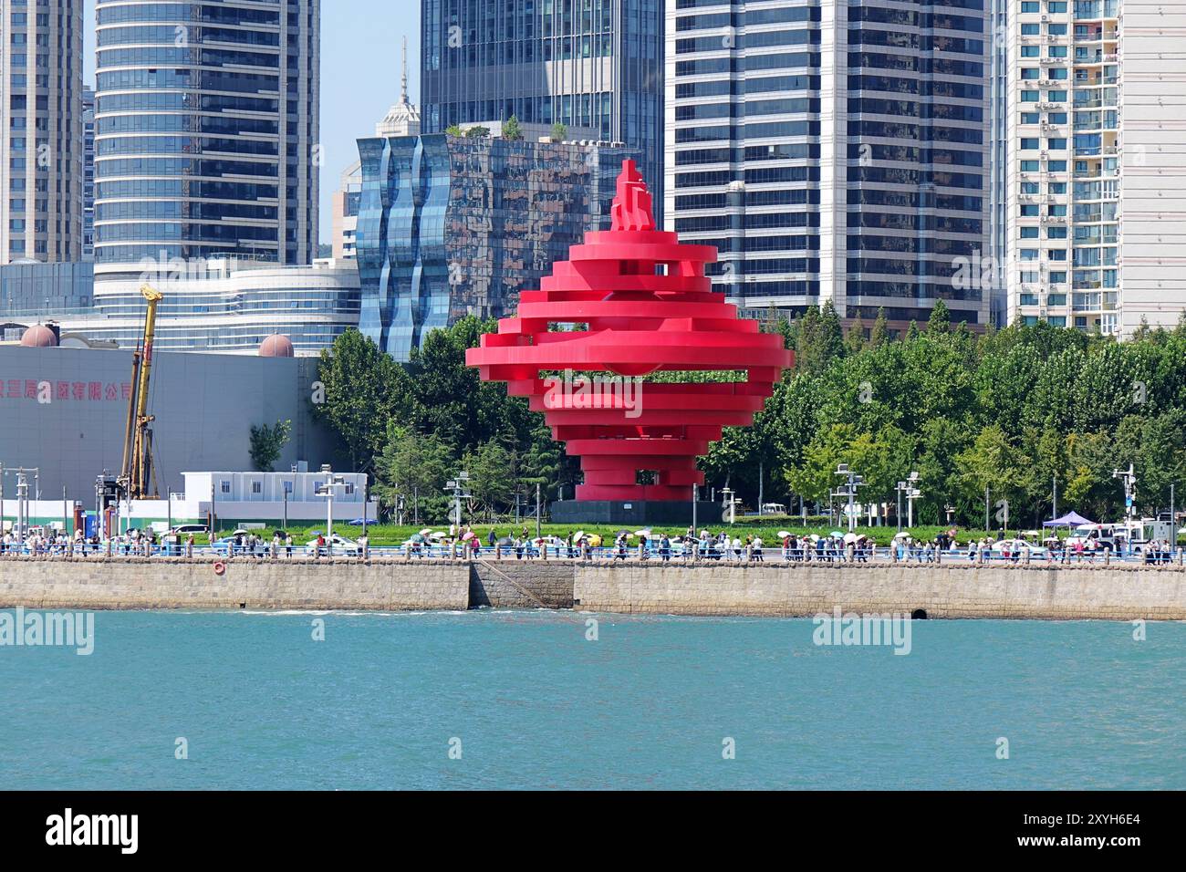 QINGDAO, CINA - 28 AGOSTO 2024 - la scultura urbana "vento di maggio" in piazza 4 maggio a Qingdao, provincia di Shandong, Cina, 28 agosto 2024. Lo scul Foto Stock