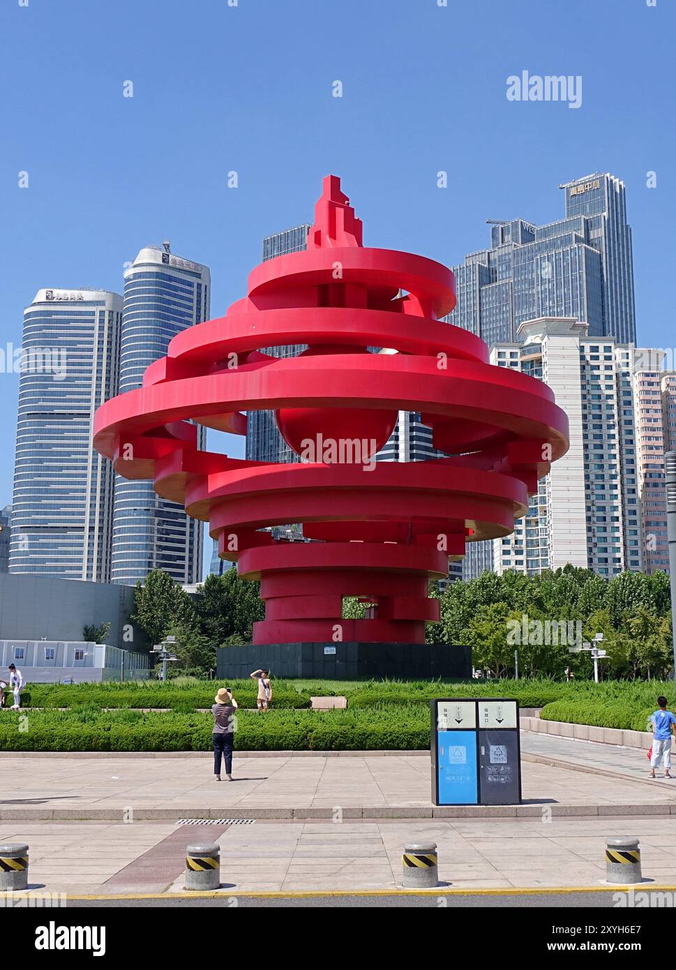 QINGDAO, CINA - 28 AGOSTO 2024 - la scultura urbana "vento di maggio" in piazza 4 maggio a Qingdao, provincia di Shandong, Cina, 28 agosto 2024. Lo scul Foto Stock