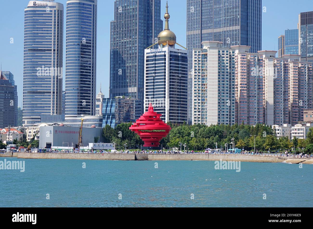 QINGDAO, CINA - 28 AGOSTO 2024 - la scultura urbana "vento di maggio" in piazza 4 maggio a Qingdao, provincia di Shandong, Cina, 28 agosto 2024. Lo scul Foto Stock