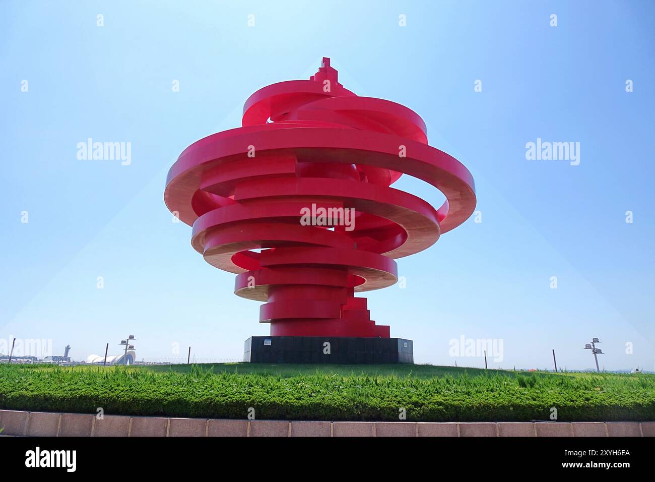 QINGDAO, CINA - 28 AGOSTO 2024 - la scultura urbana "vento di maggio" in piazza 4 maggio a Qingdao, provincia di Shandong, Cina, 28 agosto 2024. Lo scul Foto Stock
