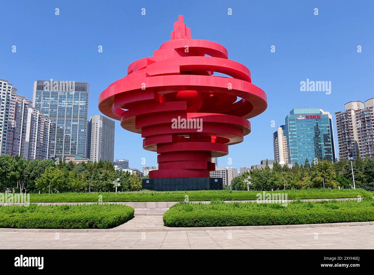 QINGDAO, CINA - 28 AGOSTO 2024 - la scultura urbana "vento di maggio" in piazza 4 maggio a Qingdao, provincia di Shandong, Cina, 28 agosto 2024. Lo scul Foto Stock