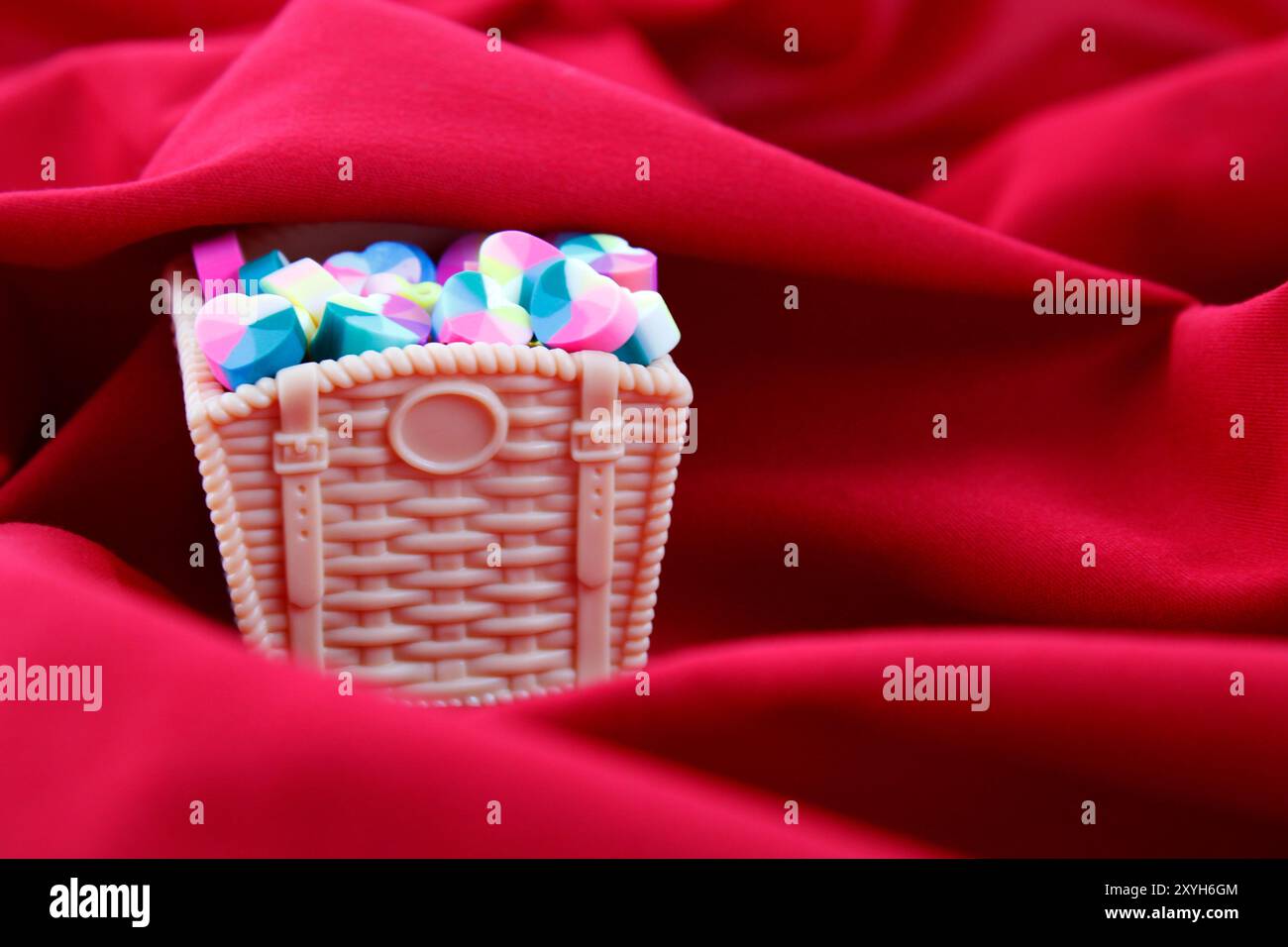 Cestino pieno di cuori con colori arcobaleno Foto Stock