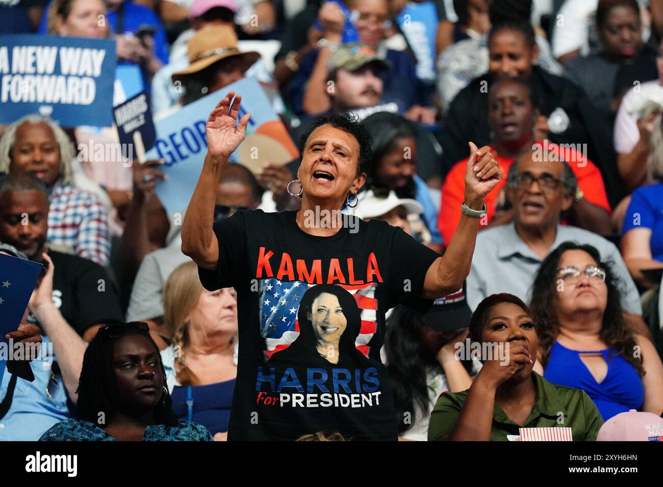 Savannah, Stati Uniti. 29 agosto 2024. Sostenitori di U. La Vice Presidente della S Kamala Harris danzerà in tribuna mentre aspettano il suo arrivo ad un evento della campagna elettorale a Savannah, Georgia, giovedì 29 agosto 2024. Harris e il suo compagno di corsa, il governatore Tim Walz, hanno lanciato il loro tour in autobus attraverso la Georgia con l'evento alla Enmarket Arena. (Foto di Richard Ellis/UPI) credito: UPI/Alamy Live News Foto Stock