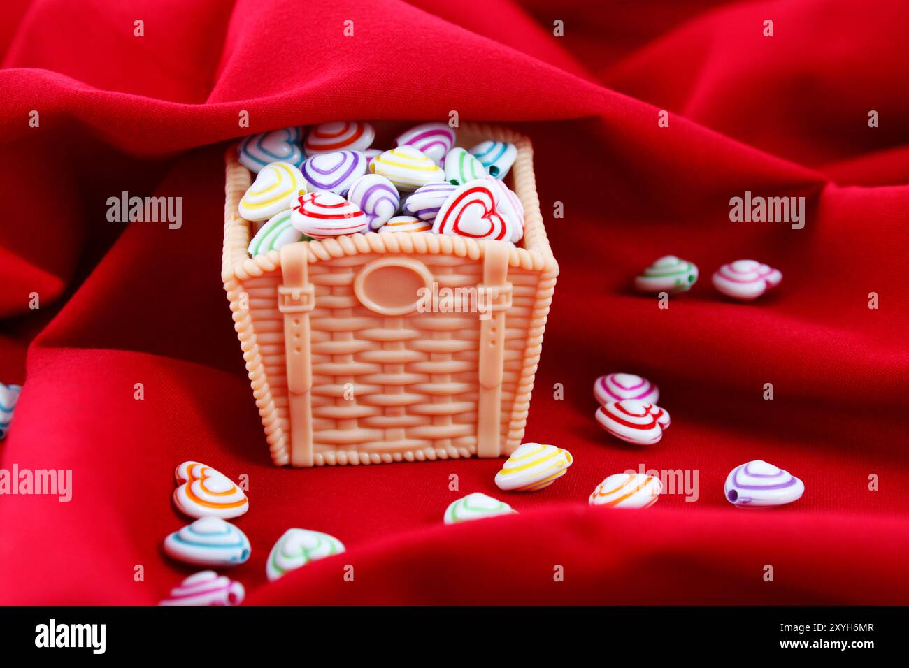 Cestino pieno di cuori colorati Foto Stock