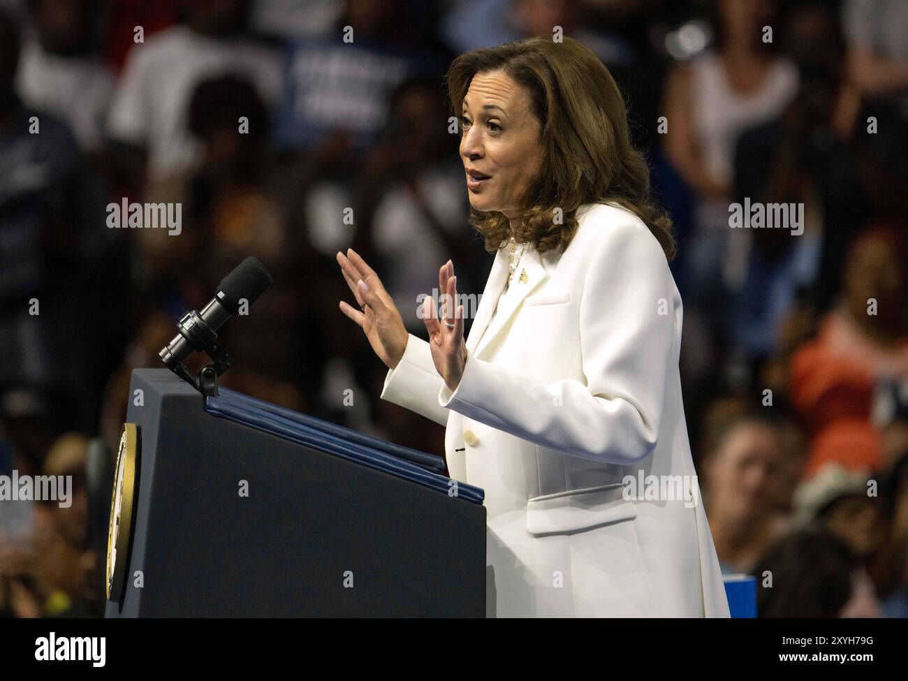 Savannah, Georgia, U.S.A. 29 agosto 2024. Dopo un tour di due giorni in autobus attraverso la Georgia meridionale, il vicepresidente KAMALA HARRIS tiene una manifestazione alla Enmarket Arena (Credit Image: © Brian Cahn/ZUMA Press Wire) SOLO PER USO EDITORIALE! Non per USO commerciale! Foto Stock