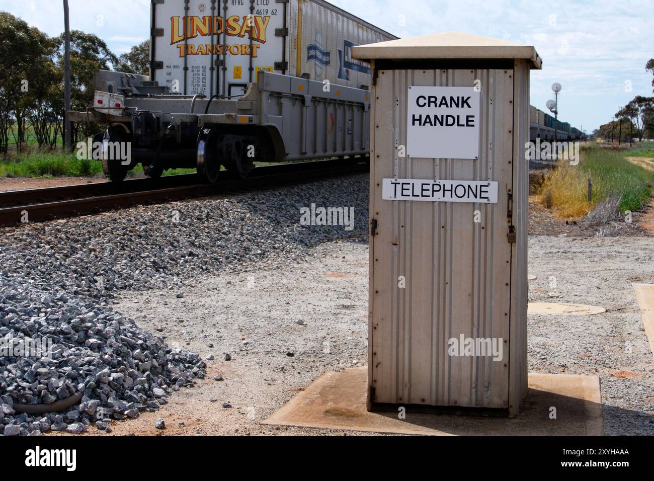 Vecchia cassetta telefonica con manovella accanto alla ferrovia, Australia Occidentale Foto Stock