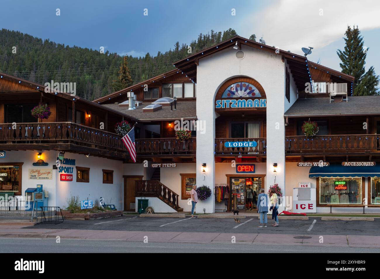 Il Sitzmark Lodge, un hotel a conduzione familiare e un'azienda di noleggio di attrezzature sportive nella piccola città di Red River, New Mexico, Stati Uniti. Foto Stock