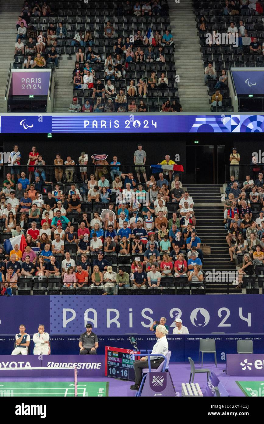 Parigi, Francia. 29 agosto 2024. Spettatori della Para Badminton Mixed Doubles SL3-SU5 Group Play Stage il primo giorno dei Giochi Paralimpici di Parigi 2024 all'Arena porte de la Chapelle. Crediti: Fabienne Koch/Alamy Live News Foto Stock