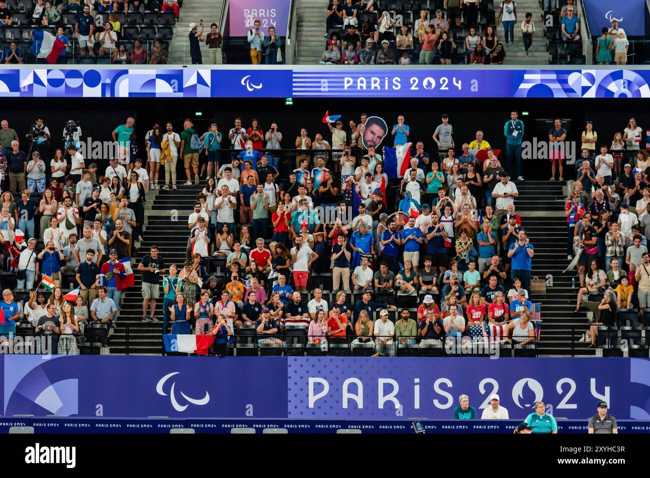 Parigi, Francia. 29 agosto 2024. Spettatori della Para Badminton Mixed Doubles SL3-SU5 Group Play Stage il primo giorno dei Giochi Paralimpici di Parigi 2024 all'Arena porte de la Chapelle. Crediti: Fabienne Koch/Alamy Live News Foto Stock