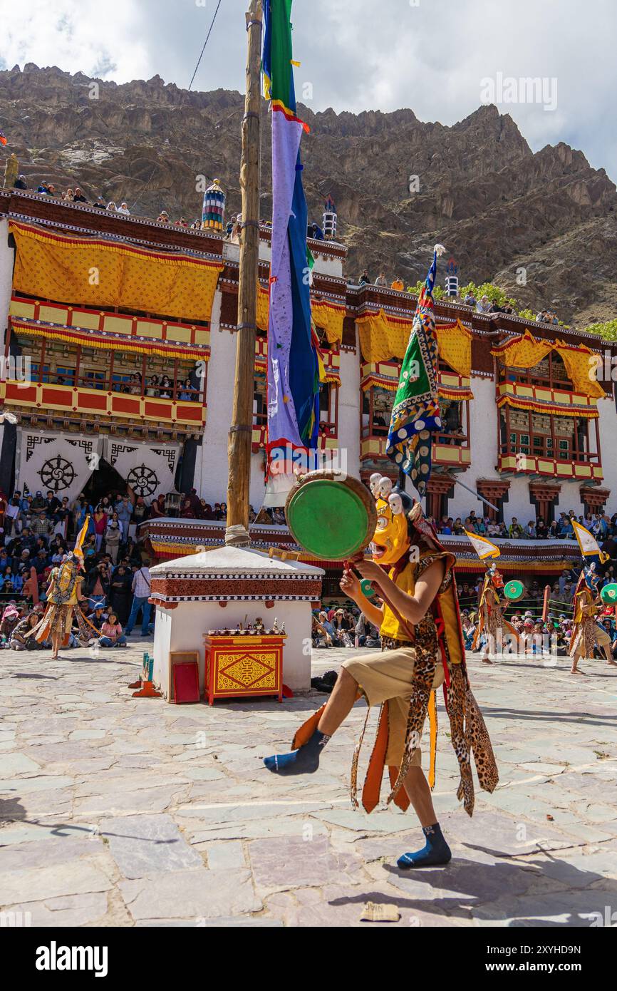 Giovani monaci buddisti vestiti in costume tradizionale battendo tamburo al monastero di Hemis durante il festival Hemis a Leh, Ladakh, India, il 17 giugno 2024. Foto Stock