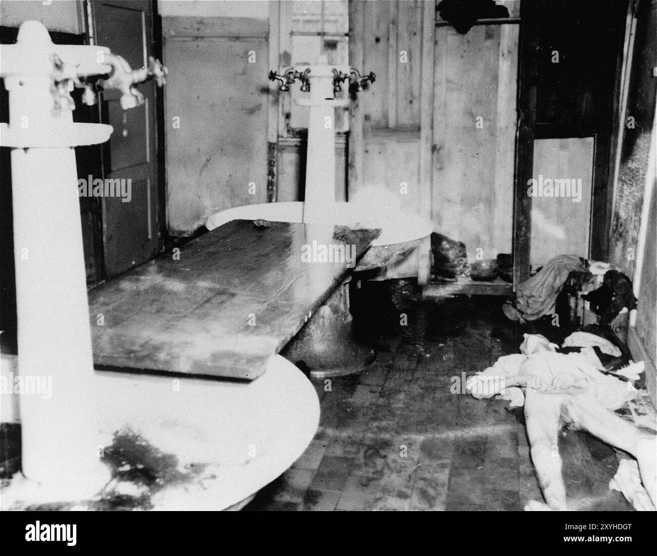 Un cadavere in un bagno a Dachau. Dachau fu il primo campo di concentramento nazista, aperto il 22 marzo 1933 (solo 7 settimane dopo l'ascesa al potere di Hitler). Anche se era un campo di lavoro forzato e non c'erano camere a gas lì, la brutalità e le punizioni violente erano la norma. Ci sono stati 32000 morti documentate lì e molte altre migliaia non documentate. Il campo principale (Dachau aveva 100 sottocampi) fu liberato dall'esercito americano il 29 aprile 1945. La foto è datata 29 aprile 1945, giorno della sua liberazione. Foto Stock