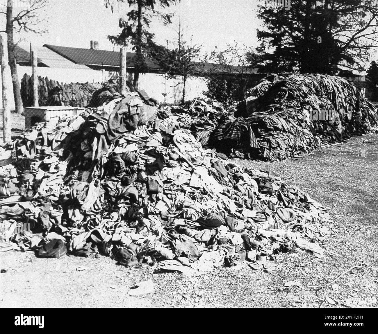 Una pila di vestiti per prigionieri a Dachau dopo la liberazione. Si può vedere un enorme mucchio di uniforme da prigione a strisce. Dachau fu il primo campo di concentramento nazista, aperto il 22 marzo 1933 (solo 7 settimane dopo l'ascesa al potere di Hitler). Anche se era un campo di lavoro forzato e non c'erano camere a gas lì, la brutalità e le punizioni violente erano la norma. Ci sono stati 32000 morti documentate lì e molte altre migliaia non documentate. Il campo principale (Dachau aveva 100 sottocampi) fu liberato dall'esercito americano il 29 aprile 1945. Foto Stock