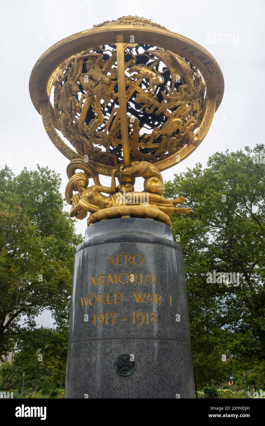 Scultura in bronzo dorato Aero Memorial nell'Aviator Park nel centro di Philadelphia Foto Stock