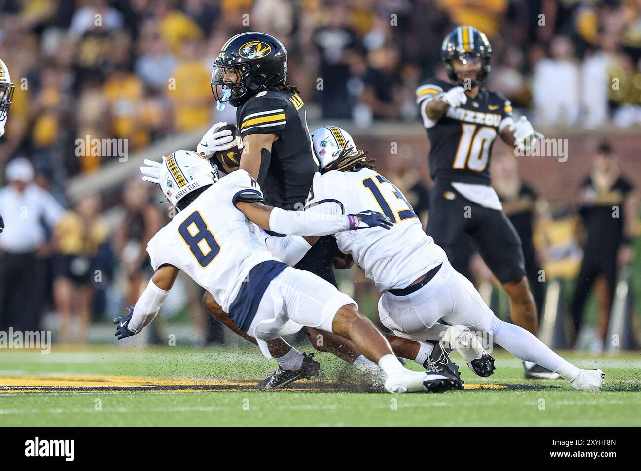 29 agosto 2024: Il wide receiver dei Missouri Tigers Joshua Manning (0) viene placcato dal defensive back dei Murray State Racers Amari Wansley (8) e dal defensive back dei Murray State Racers KaVan Reed (13) durante il primo tempo al Memorial Stadium di Columbia, Missouri. David Smith/CSM Foto Stock 29 agosto 2024: Il wide receiver dei Missouri Tigers Joshua Manning (0) viene placcato dal defensive back dei Murray State Racers Amari Wansley (8) e dal defensive back dei Murray State Racers KaVan Reed (13) durante il primo tempo al Memorial Stadium di Columbia, Missouri. David Smith/CSM Foto Stock
