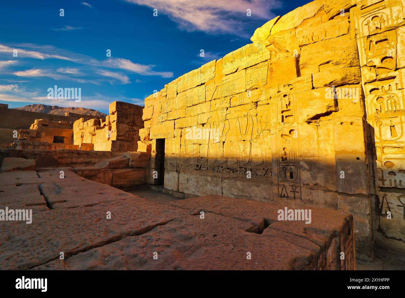 Rilievo murale di Ramses III guidato da Horus e Iside come essere divino all'interno del magnifico Tempio di Medinet Habu - Tempio Mortuario di Ramses III costruito intorno al 1170 a.C. a Luxor, in Egitto Foto Stock