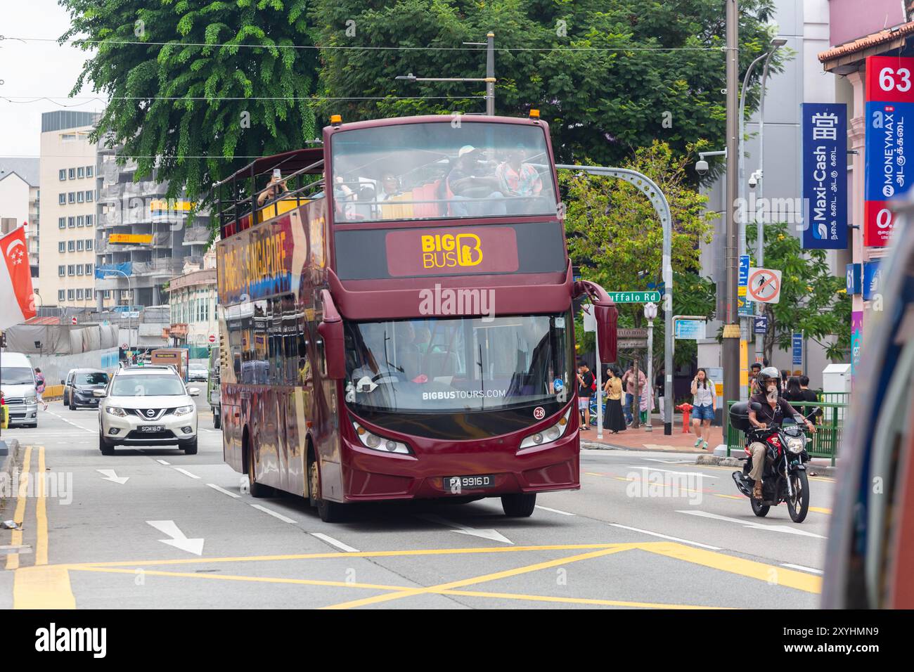 Tour in autobus Big Bus a due piani con un ponte scoperto al 2° piano per i turisti in vacanza al quartiere Little India durante il giorno. Singapore. Foto Stock