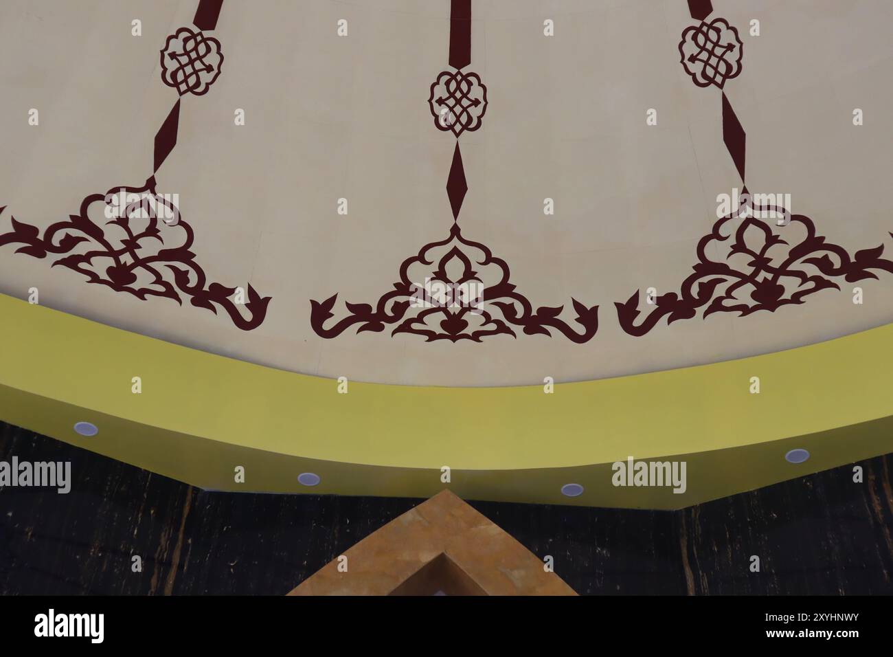 Il decor della moschea aggiunge alla bellezza della camera. Foto Stock