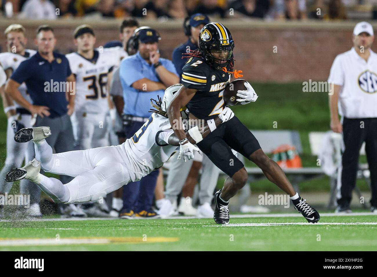 29 agosto 2024: Il wide receiver dei Missouri Tigers Marquis Johnson (2) prende e rompe il tentativo di tackle del defensive back dei Murray State Racers KaVan Reed (13) e poi corre per un primo down durante il secondo tempo al Memorial Stadium di Columbia, Missouri. David Smith/CSM Foto Stock 29 agosto 2024: Il wide receiver dei Missouri Tigers Marquis Johnson (2) prende e rompe il tentativo di tackle del defensive back dei Murray State Racers KaVan Reed (13) e poi corre per un primo down durante il secondo tempo al Memorial Stadium di Columbia, Missouri. David Smith/CSM Foto Stock