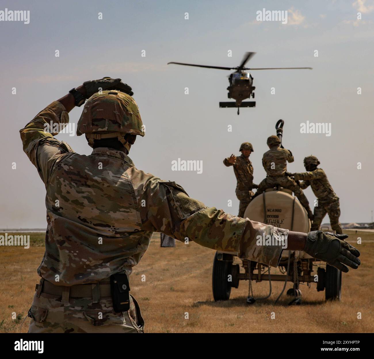 I soldati dell'esercito statunitense assegnati alla 10th Mountain Division partecipano all'addestramento al carico di fionda presso la base aerea di Mihail Kogălniceanu, Romania. La missione della 1st Cavalry Division è quella di impegnarsi in attività di formazione ed esercitazioni multinazionali in tutto il continente, rafforzando l’interoperabilità con gli alleati della NATO e i partner per la sicurezza regionale, che fornisce forze competenti e pronte al V Corps, il corpo americano schierato in avanti in Europa. (Foto U.S. Army di SPC. David Dumas) Foto Stock