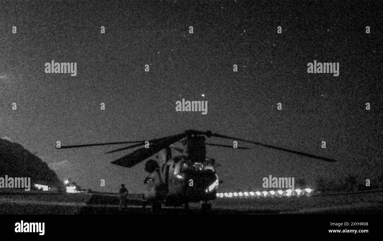 Un CH-47 Chinook con il 3rd Battalion, 25th Aviation Regiment, 25th Combat Aviation Brigade arriva per un atterraggio vicino a Dillingham Air Field in supporto del 2nd Squadron, 14th Cavalry Regiment, 25th Infantry Division Soldiers mentre conducono un attacco aereo notturno il 12 agosto 2024. Gli assalti aerei di notte preparano i soldati a fidarsi delle loro attrezzature e a reagire in un campo di battaglia dinamico e complesso in continua evoluzione. Foto Stock