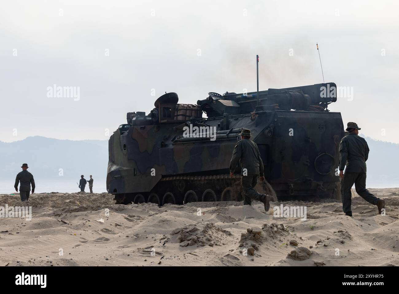 U.S. Marines con Alpha Company, Battalion Landing Team 1/5, 15th Marine Expeditionary Unit, guidano un veicolo d'assalto anfibio a terra durante l'esercitazione Ssang Yong 24 a Pohang, Corea del Sud, 25 agosto 2024. L'esercizio SY24 rafforza l'alleanza tra la Repubblica di Corea e gli Stati Uniti attraverso una formazione bilaterale congiunta, contribuendo alla capacità anfibia combinata in difesa della penisola coreana. (Foto del corpo dei Marines degli Stati Uniti del Cpl. John J. Simpson) Foto Stock