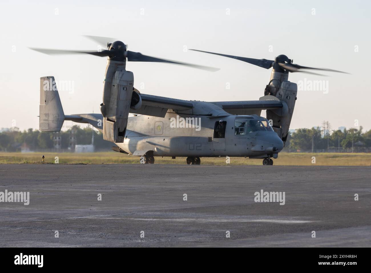 US Marines con Marine Medium Tiltrotor Squadron 268 (rinforzato), Marine Rotational Force – Darwin 24.3, taxi un MV-22B Osprey su una pista in preparazione del Super Garuda Shield 2024 presso l'Aeroporto Internazionale di Juanda, Giava Est, Indonesia, 23 agosto 2024. Super Garuda Shield è un esercizio annuale che è cresciuto in modo significativo in termini di portata e dimensioni dal 2009. Super Garuda Shield 24 è la terza volta consecutiva che questa esercitazione si è trasformata in un evento combinato e congiunto, incentrato sull'impegno per la partnership e un Indo-Pacifico libero e aperto. (Foto del corpo dei Marines degli Stati Uniti del Cpl. Migel A. Reynosa) Foto Stock