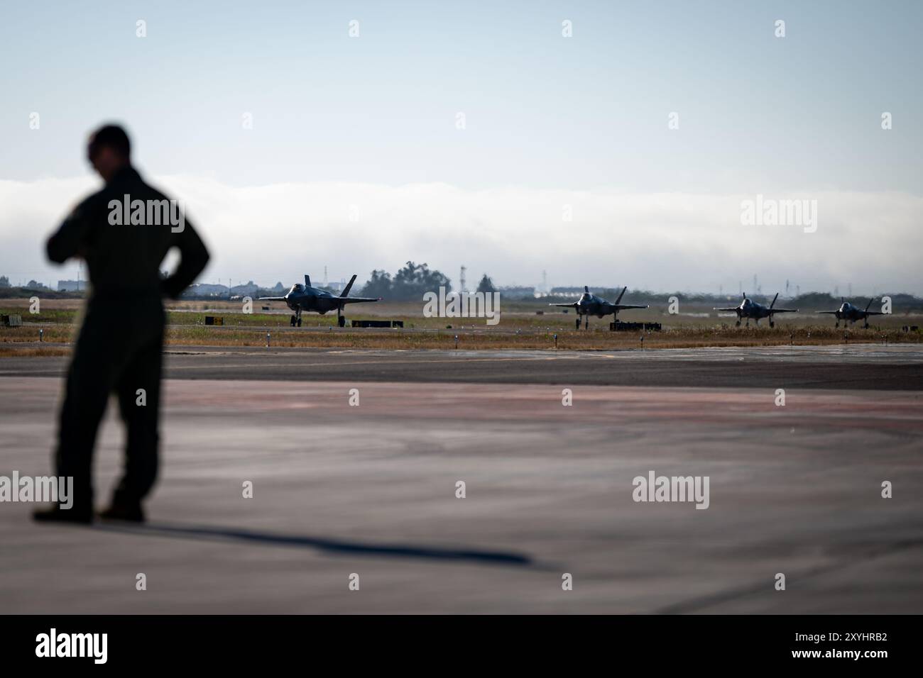 Un F-35A Lightning II della U.S. Air Force scendendo su una pista a Santa Maria, Callifornia, durante l'esercitazione Agile Flag 24-3, 5 agosto 2024. Durante AGILE FLAG 24-3, il 23rd Wing ha fornito l'elemento di leadership dell'Air Expeditionary Wing, l'elemento Command-and-Control Force e l'Airbase Squadron in due sedi separate, esercitando un rapido inserimento nei teatri, stabilendo logistica e comunicazioni con il teatro C2, ricevendo forze di follow-on, generazione di missioni e proiezione di potenza di combattimento in tutti i domini, prendendo al contempo decisioni critiche necessarie per rimanere agile. (Foto U.S. Air Force di 2nd L Foto Stock