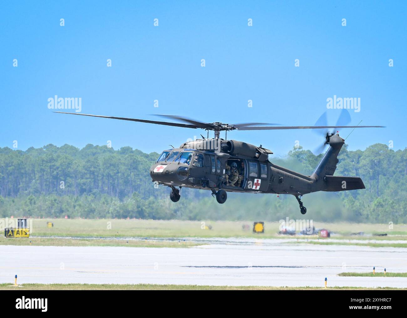 Un UH-60 Blackhawk dell'esercito statunitense, assegnato alla 110th Aviation Brigade atterra a Sherman Field a bordo della Naval Air Station Pensacola come parte di un esercizio congiunto di iperbarica militare/marina per la decompressione del volo, agosto 2024. Queste strutture supportano programmi di addestramento in aviazione, guerra di superficie e sottomarina, forze di spedizione e operazioni speciali, fornendo addestramento medico per la Marina, altre forze armate statunitensi e nazioni alleate. (Foto della Marina degli Stati Uniti di Russell Lindsey SW/AW, specialista della comunicazione di massa di 1a classe) Foto Stock