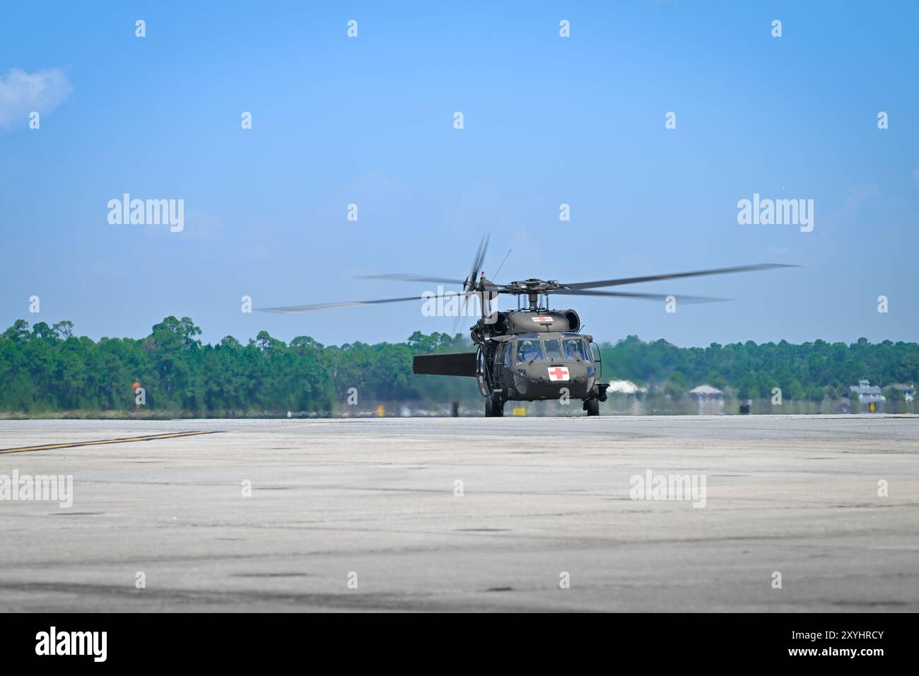 Un UH-60 Blackhawk dell'esercito statunitense, assegnato alla 110th Aviation Brigade atterra a Sherman Field a bordo della Naval Air Station Pensacola come parte di un esercizio congiunto di iperbarica militare/marina per la decompressione del volo, agosto 2024. Queste strutture supportano programmi di addestramento in aviazione, guerra di superficie e sottomarina, forze di spedizione e operazioni speciali, fornendo addestramento medico per la Marina, altre forze armate statunitensi e nazioni alleate. (Foto della Marina degli Stati Uniti di Russell Lindsey SW/AW, specialista della comunicazione di massa di 1a classe) Foto Stock
