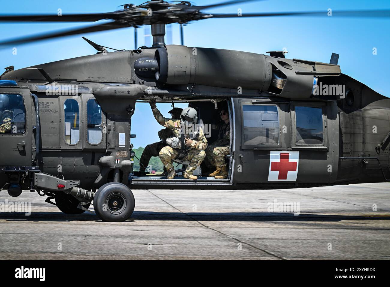 Un UH-60 Blackhawk dell'esercito statunitense, assegnato alla 110th Aviation Brigade atterra a Sherman Field a bordo della Naval Air Station Pensacola come parte di un esercizio congiunto di iperbarica militare/marina per la decompressione del volo, agosto 2024. Queste strutture supportano programmi di addestramento in aviazione, guerra di superficie e sottomarina, forze di spedizione e operazioni speciali, fornendo addestramento medico per la Marina, altre forze armate statunitensi e nazioni alleate. (Foto della Marina degli Stati Uniti di Russell Lindsey SW/AW, specialista della comunicazione di massa di 1a classe) Foto Stock