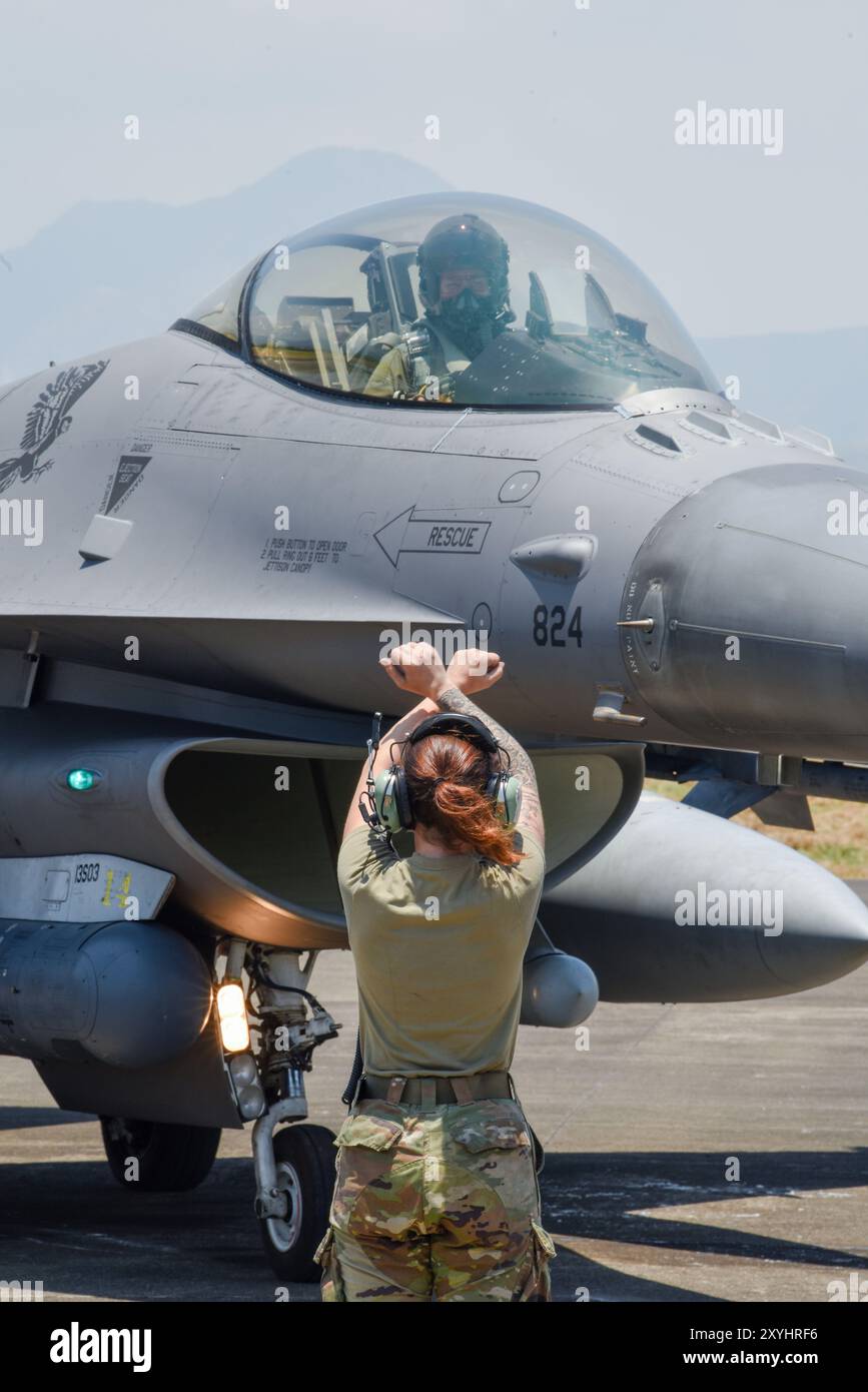 A U.S. Air Force Airman gesta un F-16 Fighting Falcon per frenare durante Cope Thunder Philippines 24-1 presso Basa Air base, Pampanga, Filippine, 18 aprile 2024. L'addestramento bilaterale del CT PH 24-1 offre agli Stati Uniti e alle Filippine la capacità e la postura di rispondere rapidamente a un'ampia gamma di crisi all'interno dell'Indo-Pacifico. (Foto U.S. Air Force di staff Sgt. Kimberly L. Touchet) Foto Stock