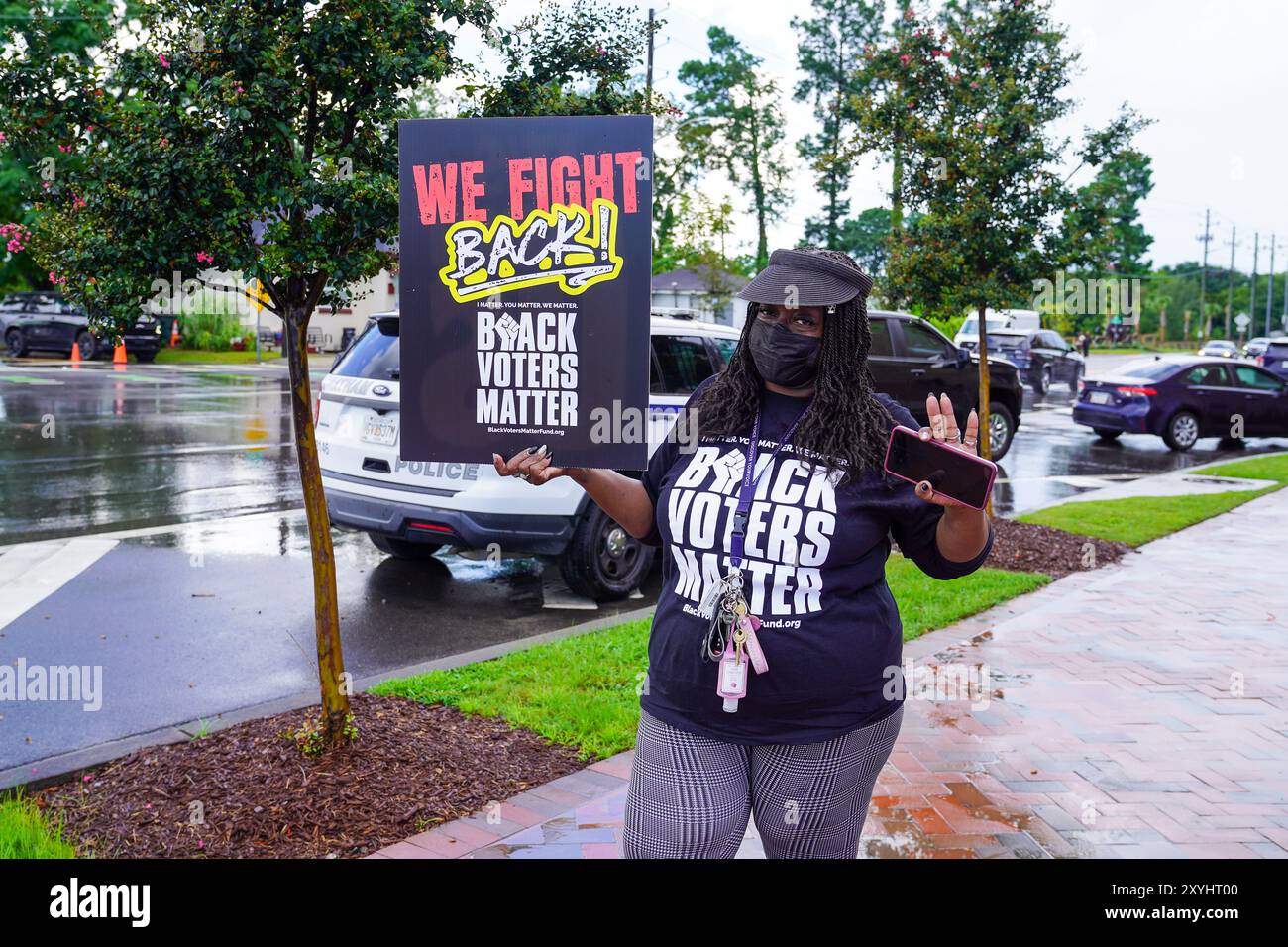 Un manifestante con Black voters Matter tiene un cartello fuori da una manifestazione elettorale per il candidato presidenziale democratico, il vicepresidente degli Stati Uniti Kamala Harris, all'Enmarket Arena il 29 agosto 2024 a Savannah, Georgia, Stati Uniti. SOLO PER USO EDITORIALE. Crediti: Julia Beverly/Alamy Live News Foto Stock