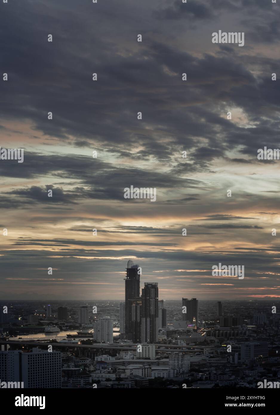 Bangkok, Tailandia - 29 agosto 2024 - esterno architettonico dell'edificio StarView Condo con alti e moderni edifici dal cielo spettacolare nella città di Bangkok. Fig Foto Stock