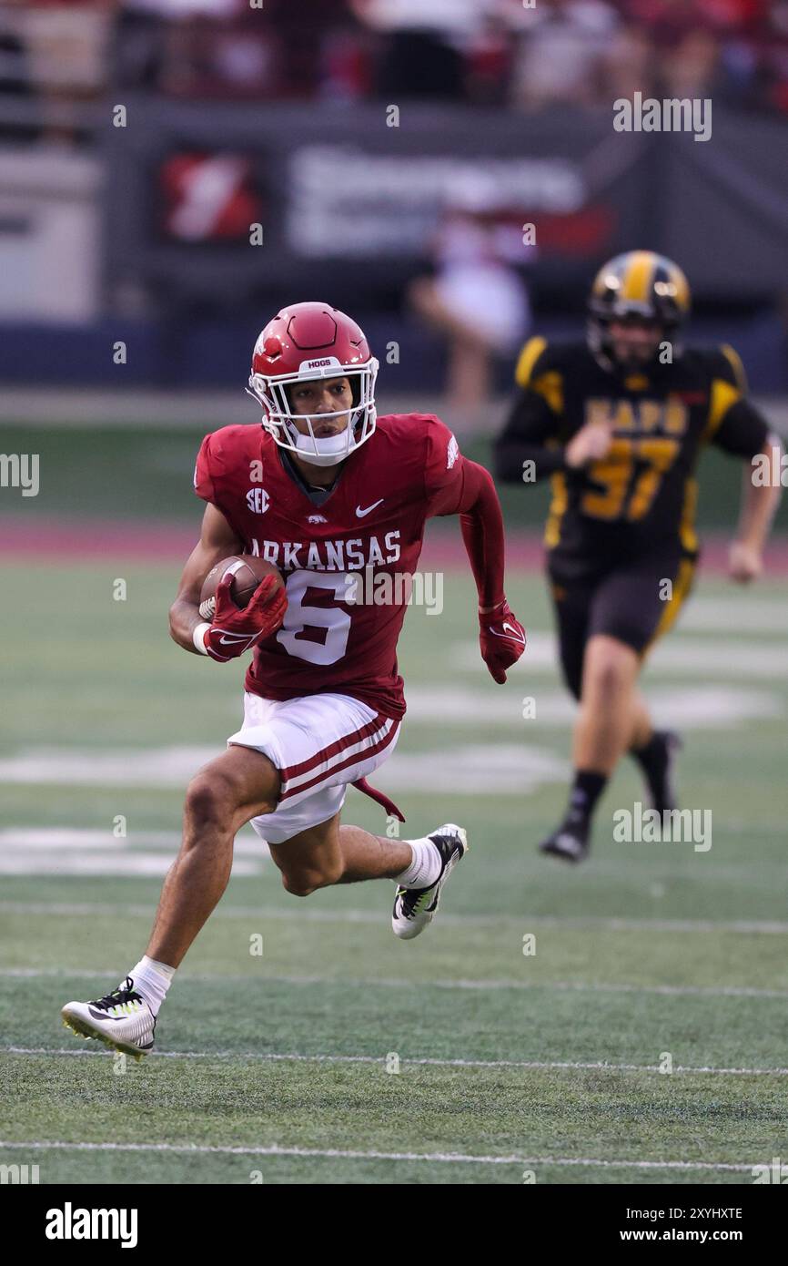 29 agosto 2024: Il punt returner dell'Arkansas Isaiah Sategna #6 riporta la palla sul campo. Arkansas sconfisse Arkansas Pine Bluff 70-0 a Little Rock, Arkansas. Richey Miller/CSM Foto Stock