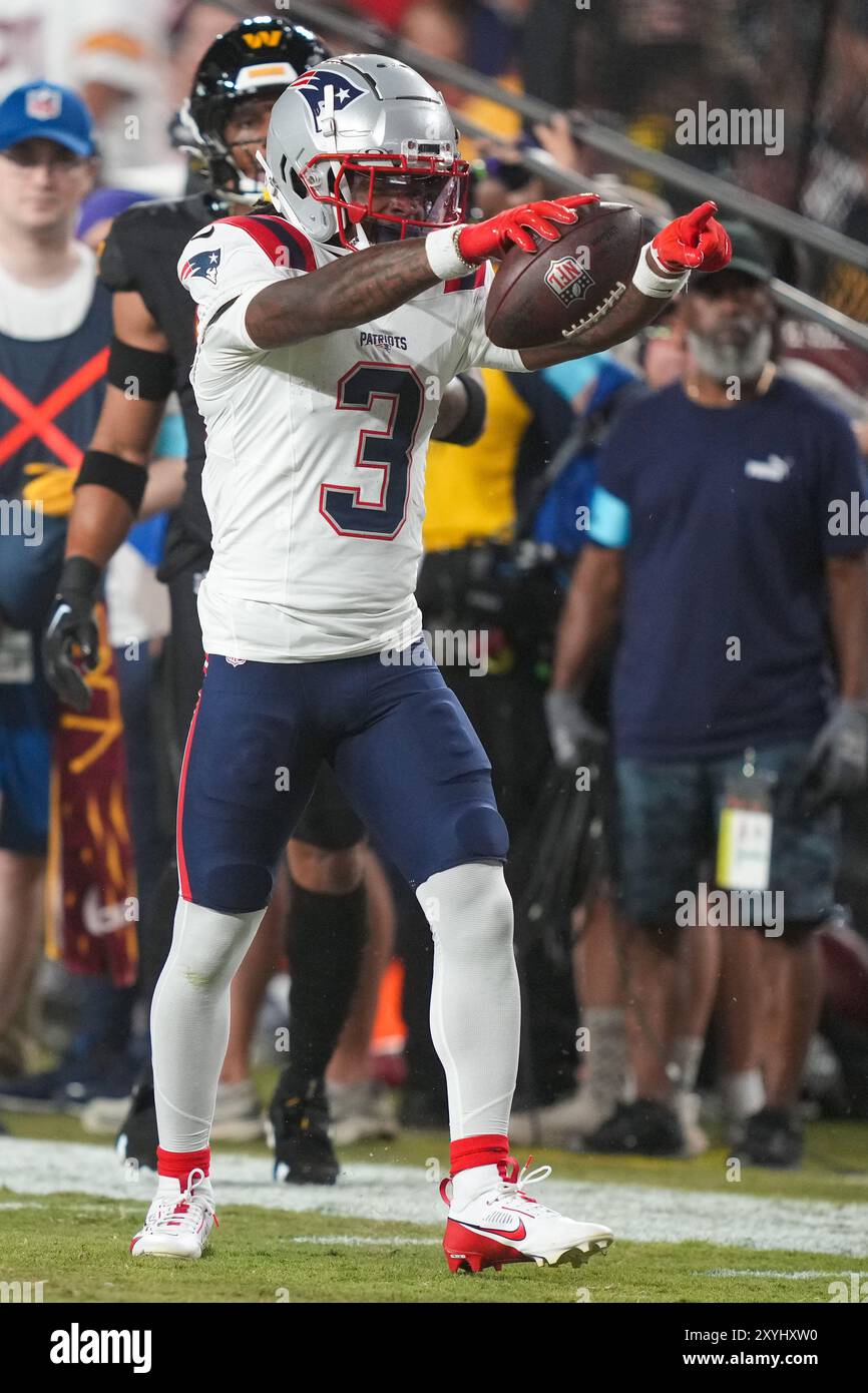Il wide receiver dei New England Patriots DeMario Douglas (3) celebra un ricevimento e un primo down durante la gara di pre-stagione tra i New England P. Foto Stock