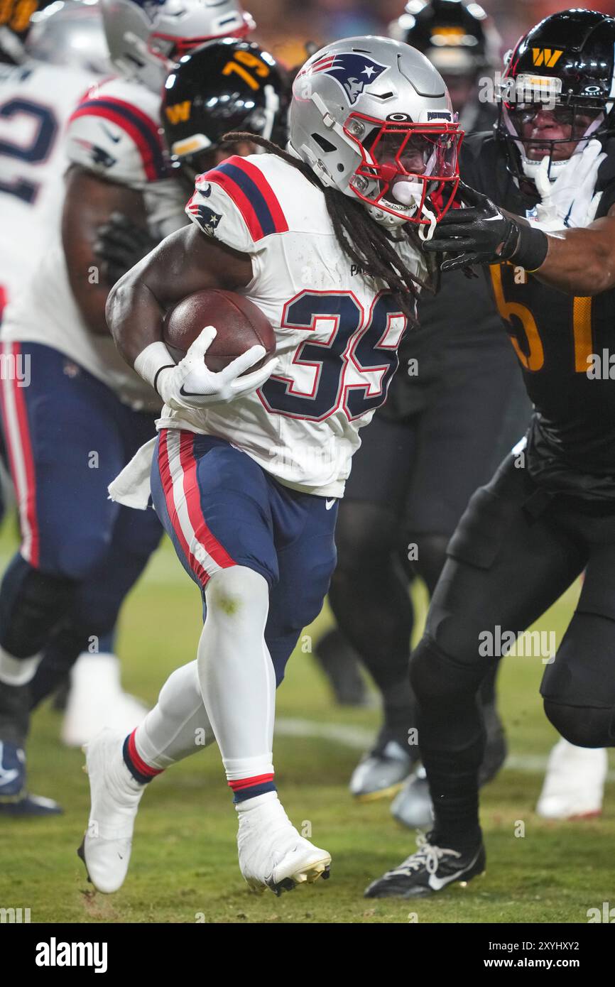 Il running back dei New England Patriots Deshaun Fenwick (35) fa un tentativo di corsa durante la gara di pre-stagione tra i New England Patriots a Washi Foto Stock