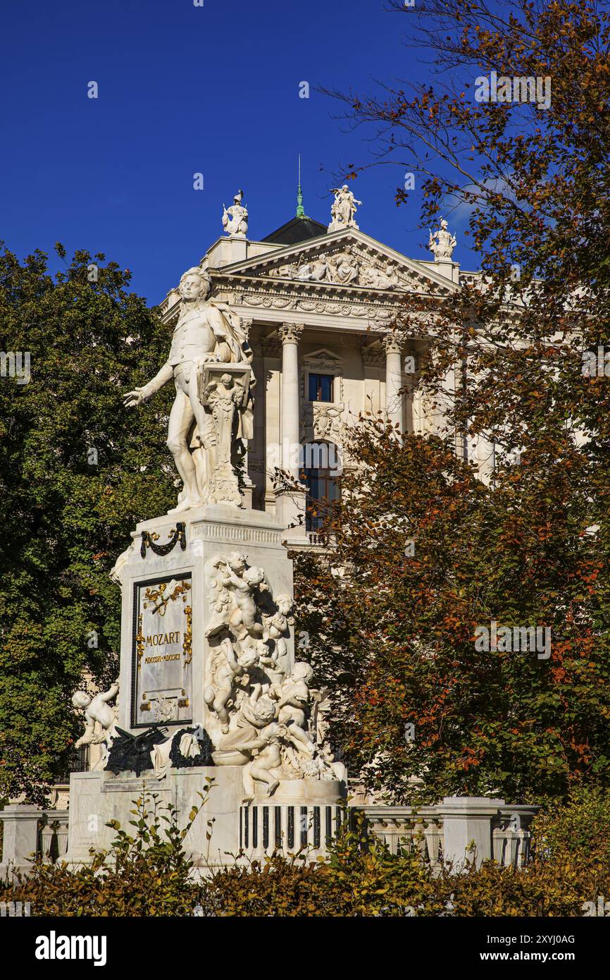 Monumento di Mozart nel Burggarten, dietro la facciata della Casa della storia austriaca, Burggarten, Vienna, Austria, Europa Foto Stock