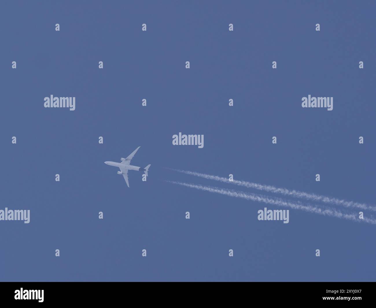 Un Airbus A320 vola nel cielo blu e lascia due contrafforti Foto Stock