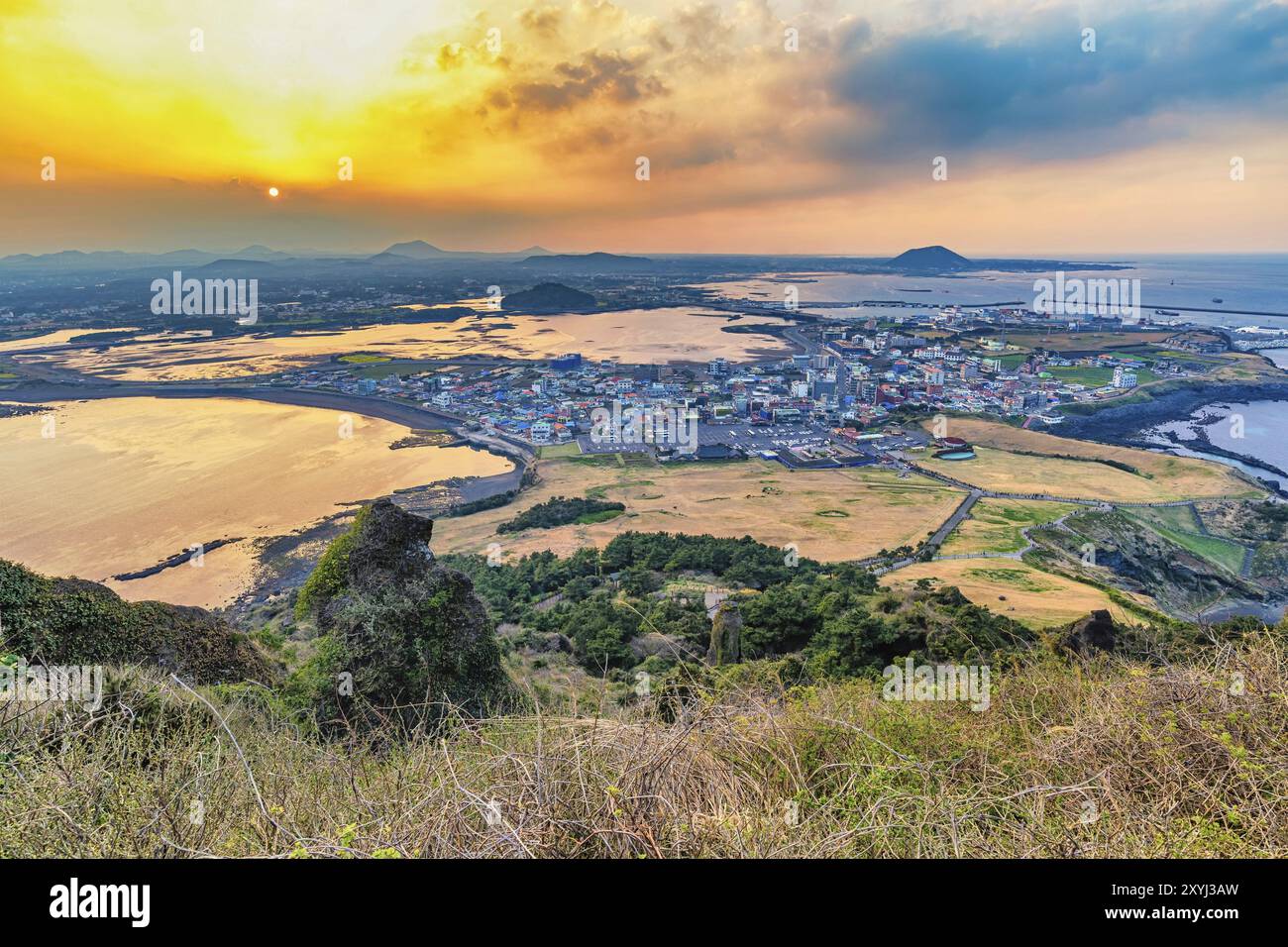 Jeju Island Corea del Sud, paesaggio naturale tramonto a Jeju città skyline vista da Seongsan Ilchulbong Foto Stock