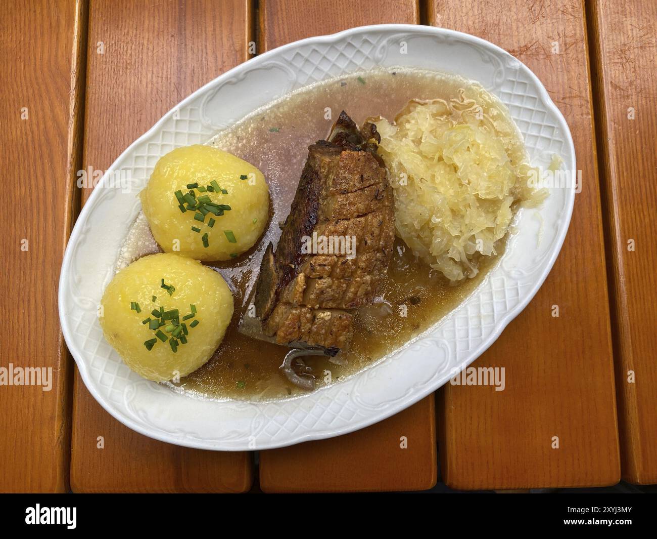 Franconian Schaeufele, spalla di maiale arrosto, gnocchi, crauti, Bamberga, alta Franconia, Baviera, Germania, Europa Foto Stock