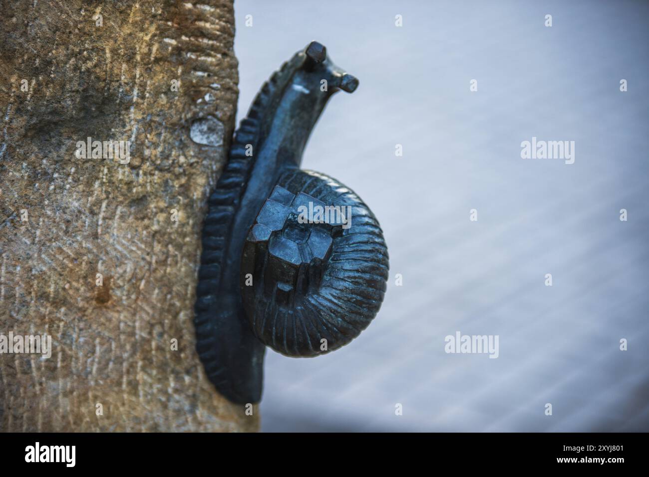 BERLINO, GERMANIA, 16 LUGLIO: Dettaglio di una statua di bronzo di una piccola lumaca a Marzahn il 16 luglio 2013 a Berlino, Germania, Europa Foto Stock