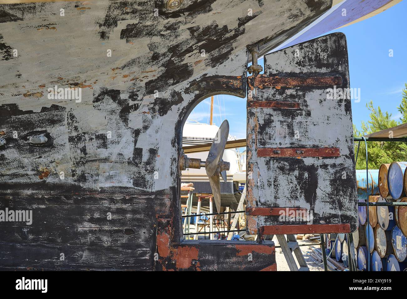 Scafo con elica e timone di poppa difettoso, Patmos Marine, cantiere navale, Diakofti, Patmos, Dodecaneso, isole greche, Grecia, Europa Foto Stock