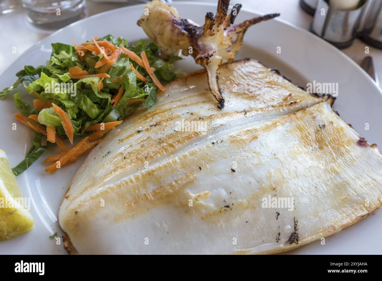 Polpo alla griglia con contorni, Grecia, Europa Foto Stock