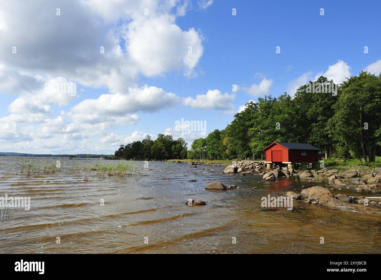 Vedi a Schweden im Herbst. Lago con una casetta in svezia in autunno Foto Stock