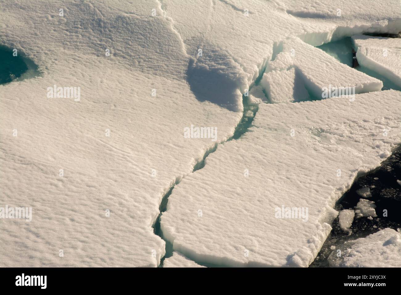 Ceppo di ghiaccio fratturato a 80°35’ N al di sopra delle Svalbard, Norvegia Foto Stock