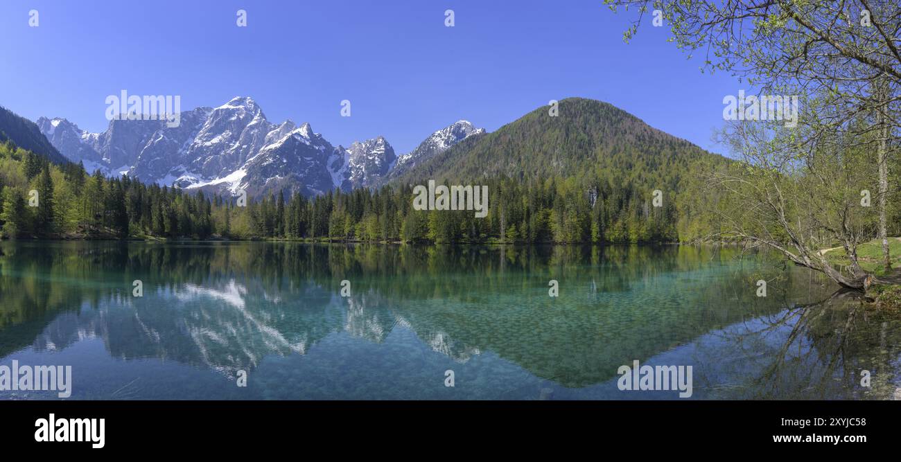 La catena montuosa del Mangart si riflette nel basso Lago delle Fusine, Tarvisio, provincia di Udine, Italia, Europa Foto Stock