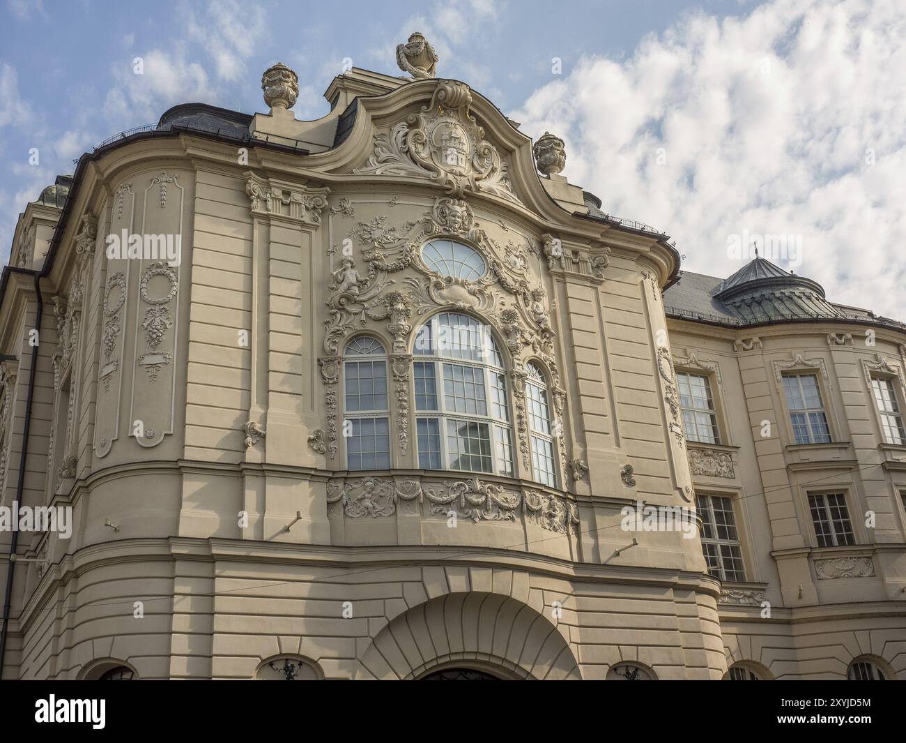 Edificio storico con facciata barocca, elaborati rilievi e sculture sotto un cielo leggermente nuvoloso, Bratislava, Slovacchia, Europa Foto Stock